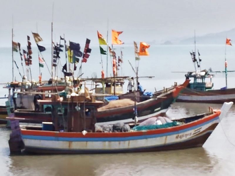 Fishery fired by big ships | मोठ्या जहाजांमुळे मासेमारीला बसतोय फटका