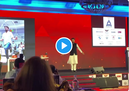 union minister anurag thakur performs skipping rope watch video | ...अन् चॅलेंज मिळताच स्टेजवर मारल्या दोरीउड्या; केंद्रीय मंत्री अनुराग ठाकूर यांचा Video जोरदार व्हायरल