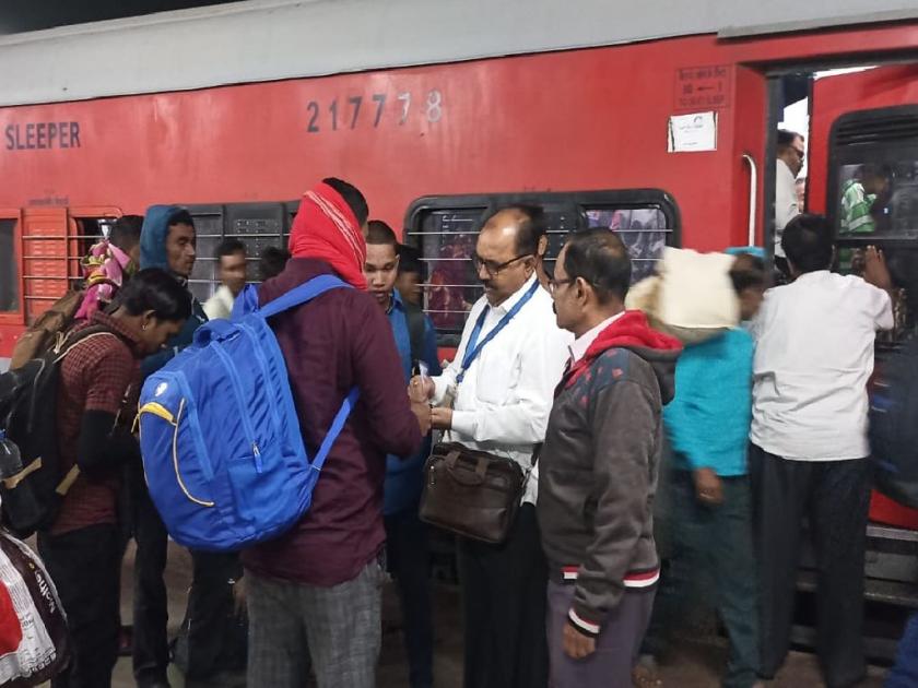 3.73 crore fine for 42 thousand ticketless passengers in seven days in railways | रेल्वेत सात दिवसात ४२ हजार विनातिकिट प्रवाशांना ३.७३ कोटींचा दंड