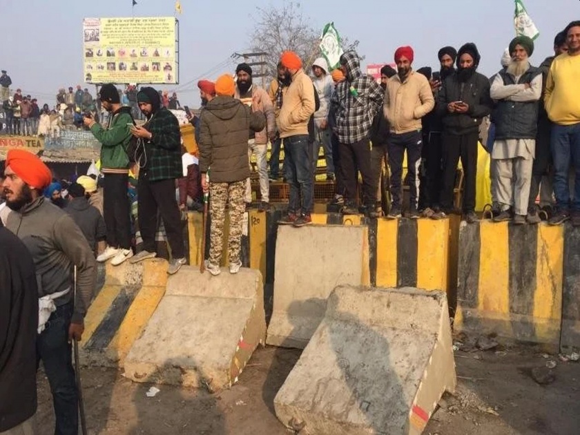 Tractor parade: farmers remove barricade on Singhu, Tikri border; Went to Delhi | ट्रॅक्टर परेड: सिंघू, तिक्री बॉर्डवरील बॅरिकेड शेतकऱ्यांनी पाडले; दिल्लीकडे निघाले