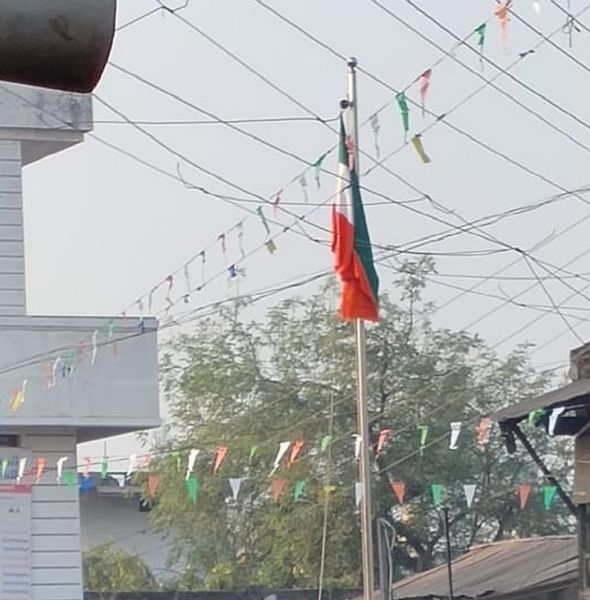 National flag hoist in wrong direction at Brahmanwada Thadi in Amravati district | अमरावती जिल्ह्यातील ब्राह्मणवाडा थडी येथे फडकविला उलटा तिरंगा