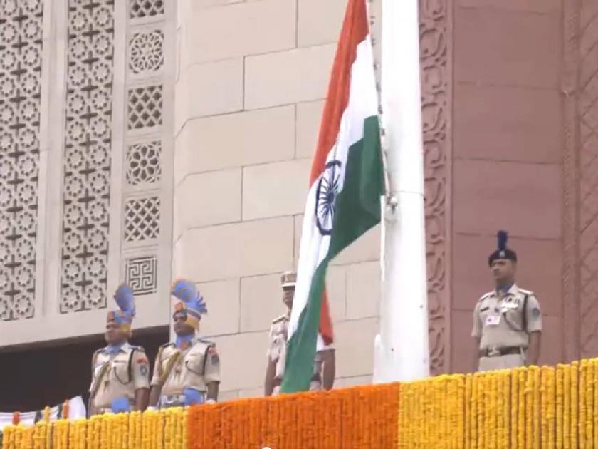 Rajya Sabha Chairman Vice President Jagdeep Dhankhar hoists the national flag at Gaj Dwar of New Parliament house | नव्या संसदभवनाच्या इमारतीवर उपराष्ट्रपतींनी फडकावला तिरंगा, उद्यापासून विशेष अधिवेशन