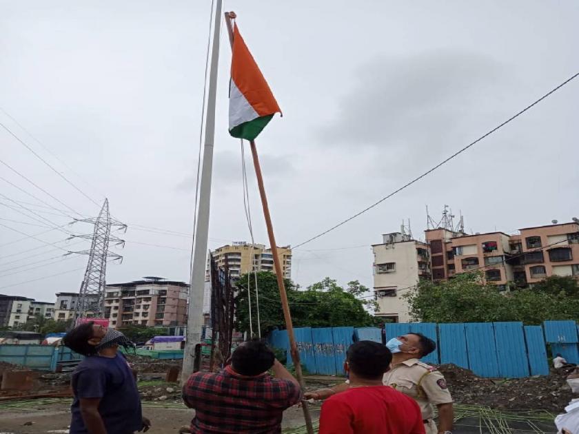 A case has been registered against the office bearers of Shiv Sena-affiliated Vahatuk Sena for insulting the national flag | राष्ट्रध्वजाचा अवमान केल्याने शिवसेना प्रणित वाहतूक सेनेच्या पदाधिकाऱ्यांवर गुन्हा दाखल