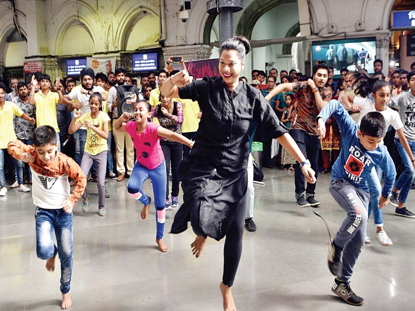 marathi bhasha din celebrated in mumbai | मुंबईत सर्वत्र मराठीचा गजर; मराठी दिन उत्साहात