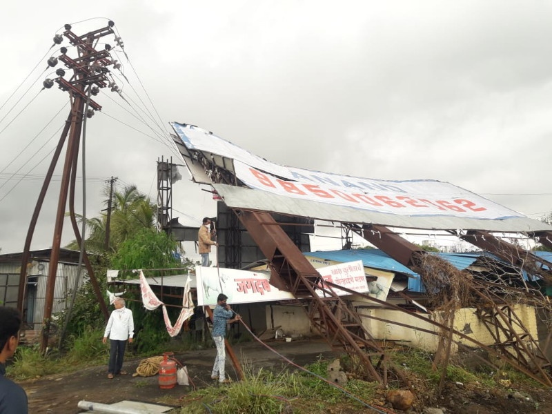 Hording was collapsed on a power line due to cyclone at Wadgaon maval ; Power stopped in 200 villages | वडगावमावळ येथे चक्रीवादळामुळे विद्युत वाहिनीवर जाहिरात फलक कोसळला; २०० गावातला वीज पुरवठा खंडित 