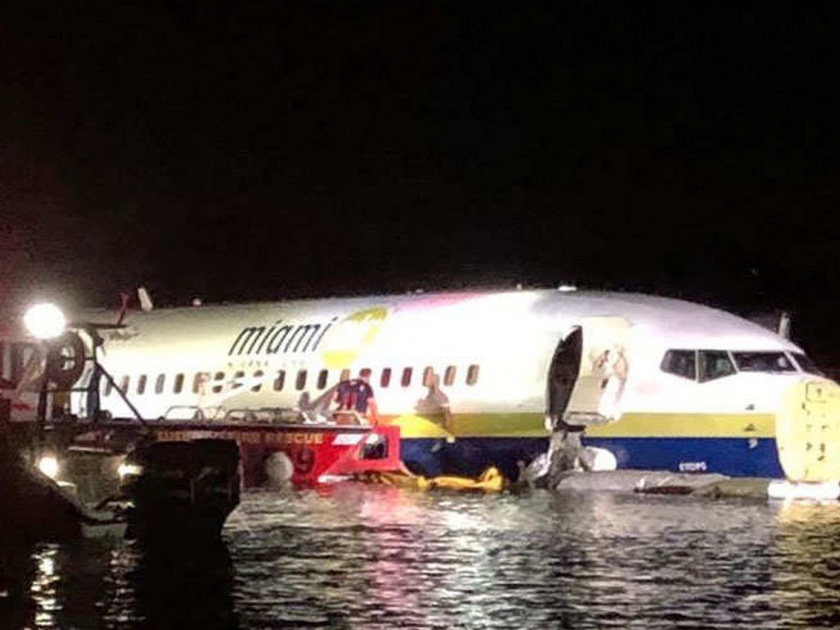 Boeing 737 goes into Florida river with 136 on board, no fatalities | बोइंग 737 विमान फ्लोरिडाच्या नदीत कोसळलं, 136 प्रवासी होते विमानात  