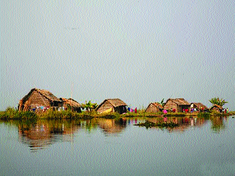 Houses floating on water in northeast India, in the magical world | ईशान्य भारतातील पाण्यावर तरंगणारी घरे, जादुई दुनियेत आल्याचा भास