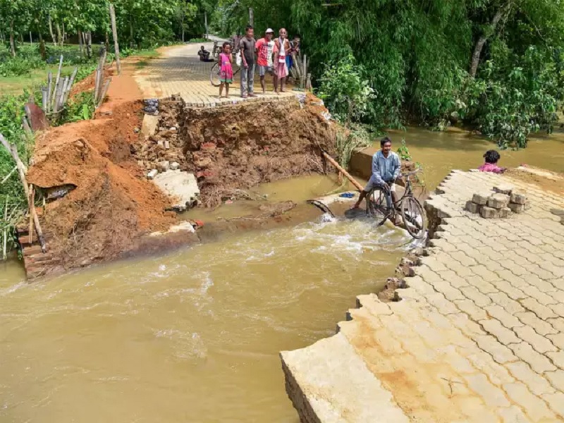Assam floods: Floods hit Assam-Meghalaya, disrupting public life rkp | Assam floods: आसाम-मेघालयात पुराचा तडाखा, जनजीवन विस्कळीत!