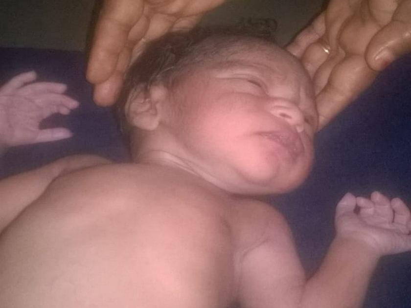 Mother Birth of a cute Baby boy in Kolhapur Flood | कोल्हापूरच्या महापुराशी दोन हात करुन मातेने दिला गोंडस राजकुमाराला जन्म