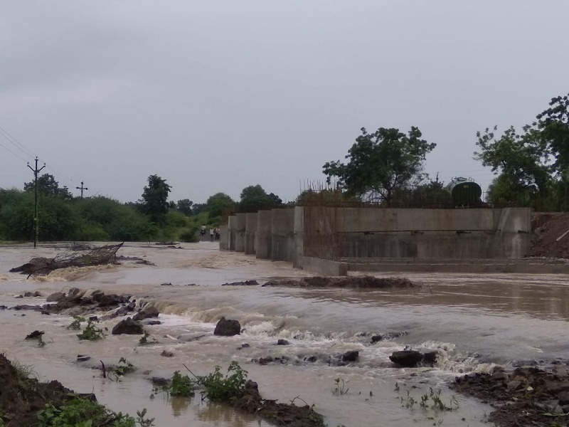 The Sawangi village lost contact with the road due to heavy rain | रस्ता वाहून गेल्याने सावंगी गावाचा संपर्क तुटला