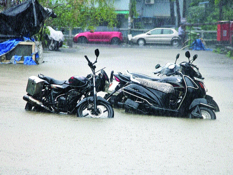 Due to heavy rains, people's lives are disrupted due to heavy rains; Water in the lower areas with highway | मुसळधार पावसामुळे जनजीवन विस्कळीत, सोसाट्याच्या वा-यामुळे नागरिकांची तारांबळ; महामार्गासह सखल भागात साचले पाणी