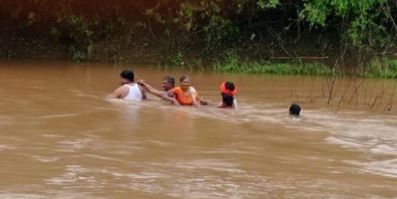 Grandmother experienced the thrill of life and death; Was stuck in the river bed for 20 hours | आजीने अनुभवला जीवन मरणाचा थरार; २० तास अडकून होती नदी पात्रात