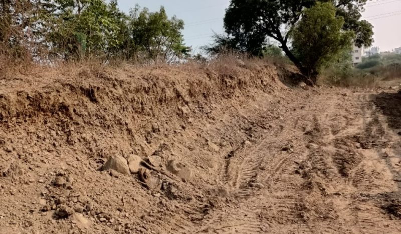 Illegal excavation of flood protection wall of Morna river | माेर्णा नदीच्या पूरसंरक्षण भिंतीचे अवैधरीत्या खाेदकाम