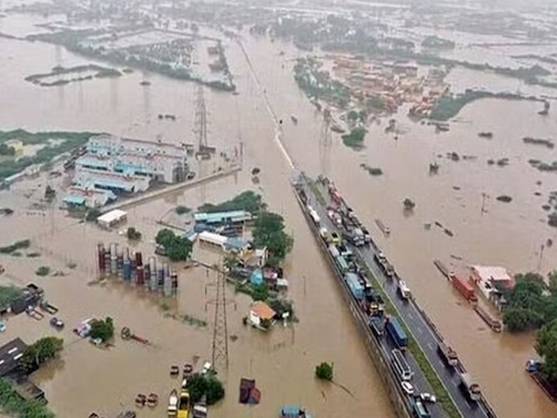 Tamil Nadu floods kill three, leave 800 stranded on train; Two teams of NDRF left | तामिळनाडूत पुरामुळे तिघांचा मृत्यू, ट्रेनमध्ये ८०० प्रवासी अडकले; NDRFच्या दोन टीम रवाना