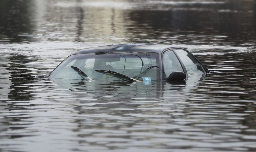 Cars, bikes stuck in flood water; how to claim in insurance? | पुराच्या पाण्यात कार, बाईक बुडालीय; दुरुस्तीची चिंता सतावतेय का?