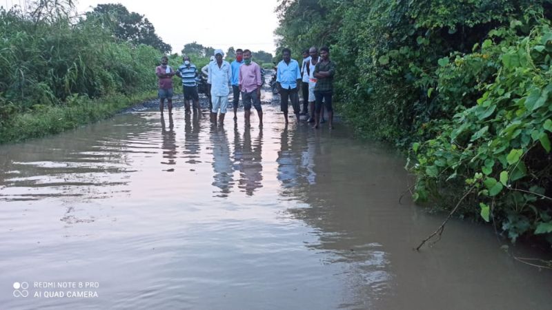 Nala floods due to heavy rains; Traffic jam for six hours | अतिवृष्टीमुळे नाल्यास पूर; वाहतूक सहा तास ठप्प