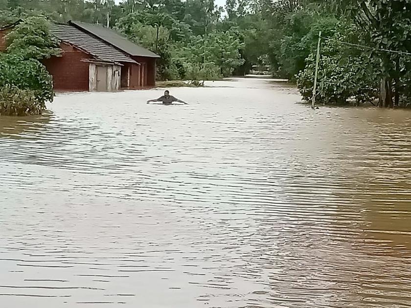 Maharashtra Floods heavy rain in nave pargaon and peth vadgaon | Maharashtra Floods : दुर्गम भागातील पूरग्रस्त मदतीपासून वंचित