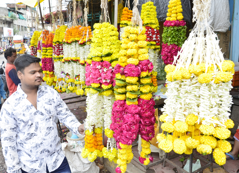 The flower market shook at the beginning of the month of Shravan | श्रावण महिन्याच्या प्रारंभीच फूलबाजार कडाडला