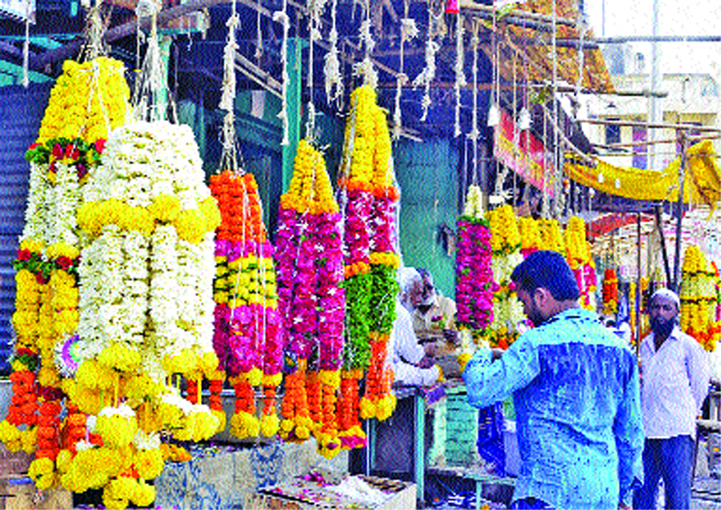 Solapur's abundant abundance in the flower market; Due to lack of demand, prices fall | सोलापूरच्या फूल बाजारात आवक मुबलक; मागणी नसल्याने दरात घसरण