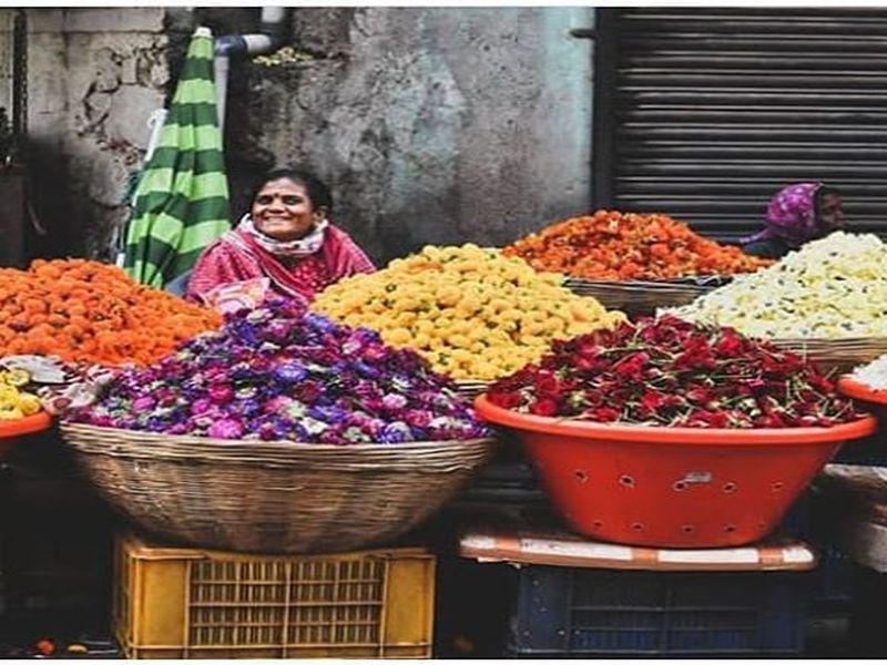Floral aroma in the market; Increased demand for pooja, decorative decoration | बाजारात दरवळला फुलांचा सुगंध ; पूजा, सावटीसाठी मागणीत वाढ