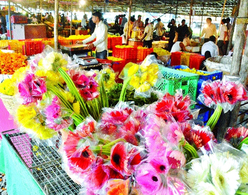 Ganesh Chaturthi 2018: Jalgaon Gauri - Due to Ganesha Festival, double the rate of flowering | Ganesh Chaturthi 2018 : जळगावात गौरी - गणेशोत्सवामुळे फुलांच्या भावात दुप्पट वाढ