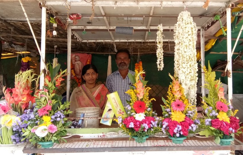 Flowers rates are doubled in festivals | सण-उत्सवात फुलांच्या भावात दुप्पटीने वाढ