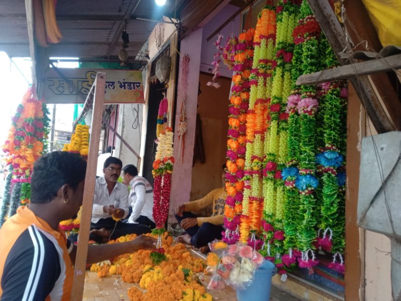Flower prices triple at festive occasions! | सणासुदीत फुलांचे भाव तिप्पट !