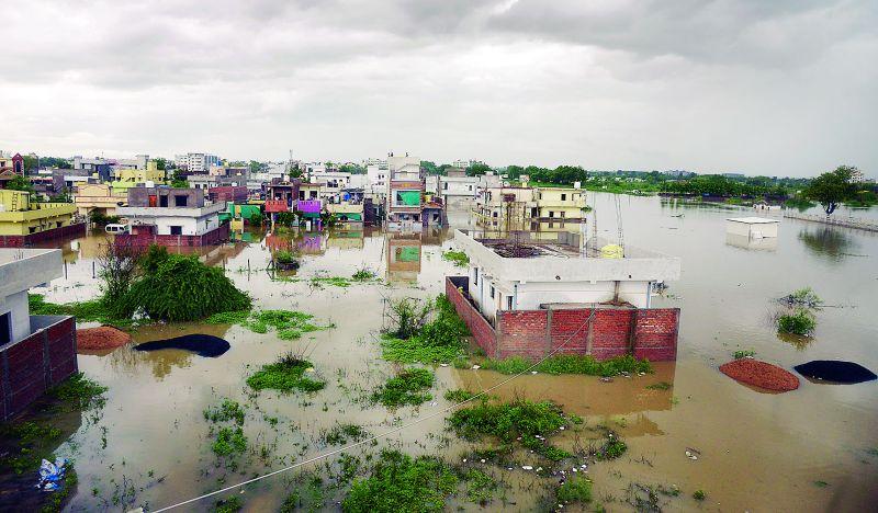 Nagpur in flood : The life paralised | पुरात नागपूर : जनजीवन झाले ठप्प