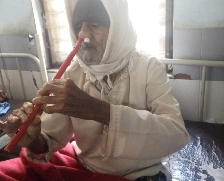 'Older patients in hospital play flute by nose | सर्वोपचार रुग्णालयात दाखल वृद्ध रुग्ण वाजवितो नाकाने बासरी