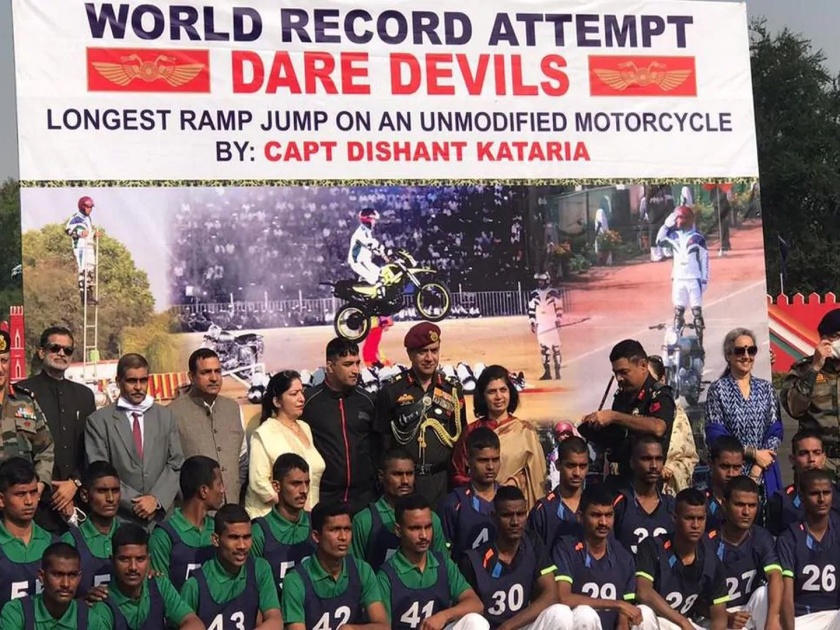 Indian army's captain dishant kataria jumped bike over 65-people world record | बातच न्यारी! भारतीय जवान हॉलिवूडच्या स्टंटमननाही पडला भारी; अनोखे वर्ल्ड रेकॉर्ड
