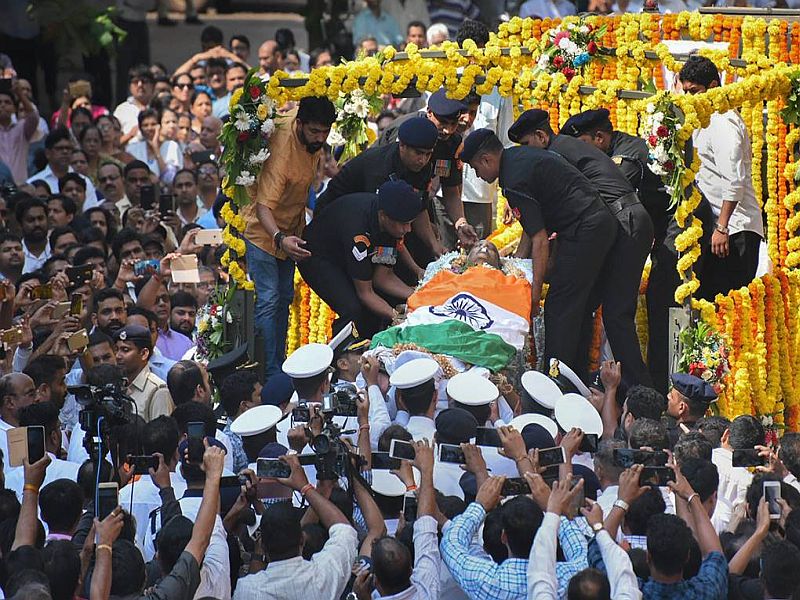 The thieves crowded in Parrikar's funeral, 13 people were arrested by goa police | पर्रीकरांच्या अंत्ययात्रेत सफेद कपड्यात खिसेकापूही ३२ खिसे साफ, १३ जणांना अटक
