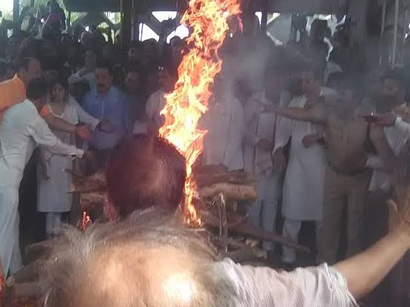 Water fountains sprung from the dead body at Kolhapur funeral | कोल्हापुरात अंत्यसंस्कारावेळी मृतदेहातून उडाले पाण्याचे फवारे