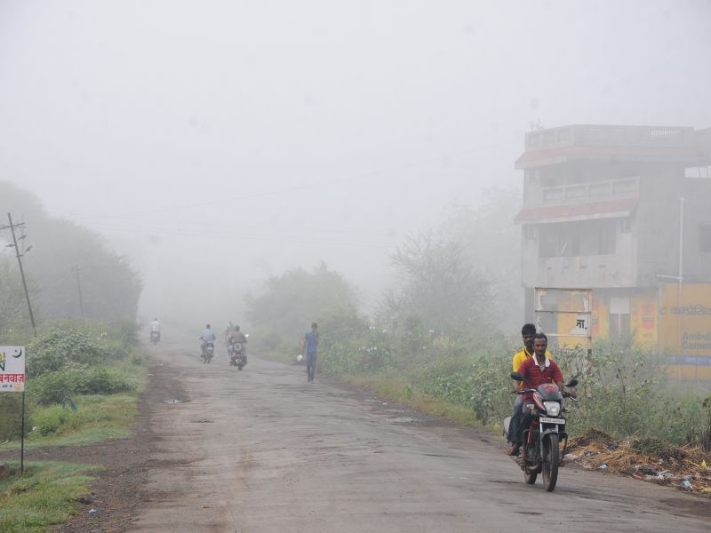 fog in jalgaon morning | जळगाव शहराने पांघरली दाट धुक्याची चादर- नागरिकांना बसला आश्चर्याचा धक्का