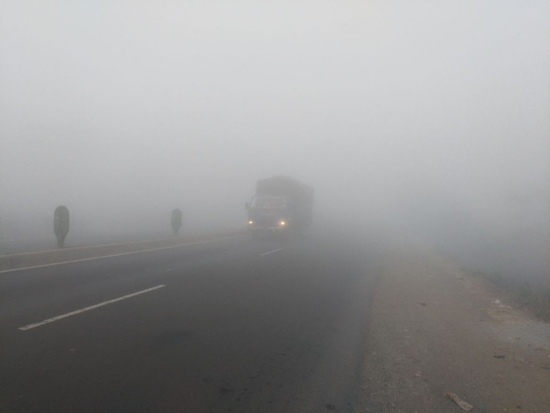 Lost in the fog National Highway; traffic slow in the morning in ​​Kamsesh, Lonavla area | धुक्यात हारवला राष्ट्रीय महामार्ग; कामशेत, लोणावळा परिसरात सकाळच्या वेळी वाहतूक संथ