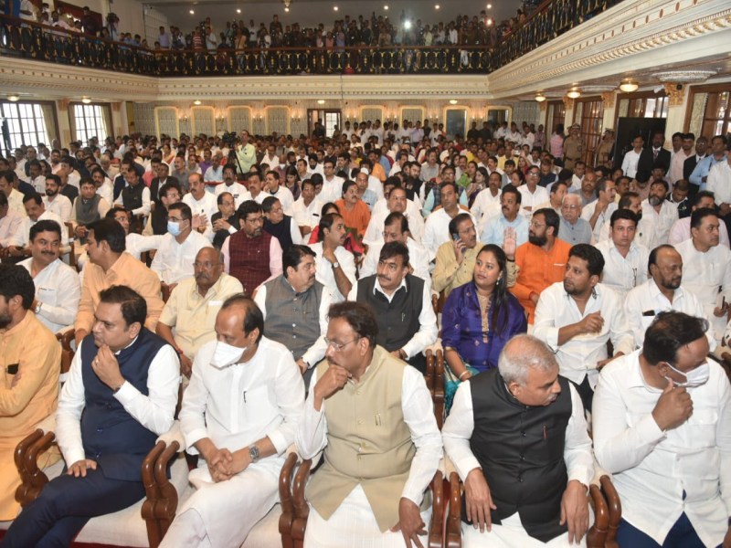 9 MLAs of BJP and 9 MLAs of Shinde group took oath as ministers | भाजपाच्या ९ अन् शिंदे गटाच्या ९ आमदारांनी घेतली मंत्रिपदाची शपथ; दोन्ही बाजूंच्या दिग्गजांच्या पदरी तूर्त निराशाच