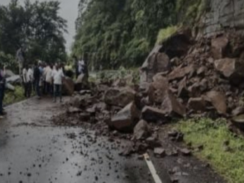 landslides collapses in Fondaghat, traffic halted; Heavy rainfall in Sindhudurg district | फोंडाघाटात दरड कोसळली, वाहतूक ठप्प; सिंधुदुर्ग जिल्ह्यात पावसाची दमदार हजेरी 