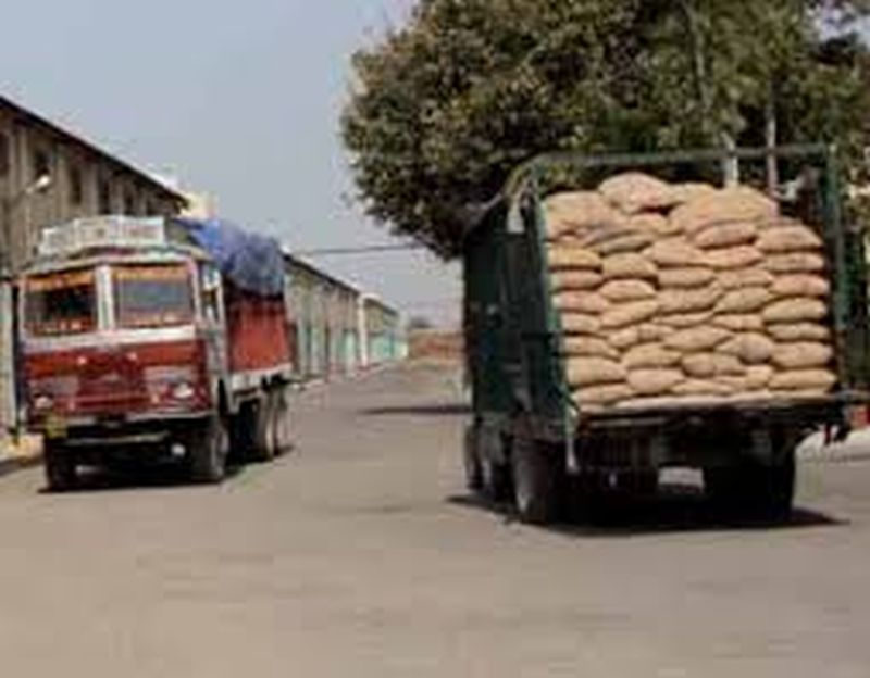  Bulldana district food grains transport collapse | बुलडाणा जिल्ह्यात रेशनच्या धान्य वाहतूकीला घरघर!