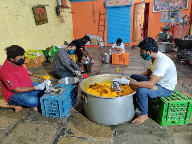 Chinchwadkar help needful person in the background of Corona. | कोरोनाच्या पार्श्वभूमीवर समाजातील गरजवंतांच्या मदतीला धावले चिंचवडकर.... 