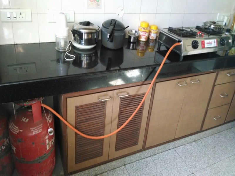 the gas stove putting on the ground and cooking is very dangerous: KavitaTikku | शेगडी जमिनीवर ठेवून स्वयंपाक करणे घातक  : कविता टिक्कू 