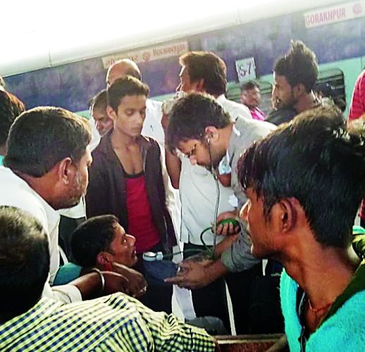 Food poisoning of Raptisagar express passenger | राप्तीसागर एक्स्प्रेसच्या प्रवाशांना भोजनातून विषबाधा