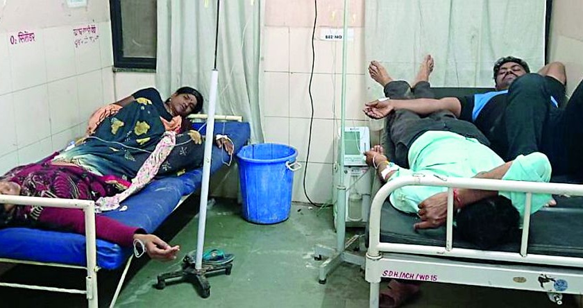 Poisoning of 25 people from Tervi meal in achalpur, Four of them are serious | चमक येथे तेरवीच्या जेवणातून २५ जणांना विषबाधा; चारजण गंभीर
