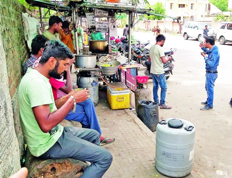 The sale of food in the dirty environment in Nagpur | नागपुरात घाण वातावरणात खाद्यपदार्थांची विक्री