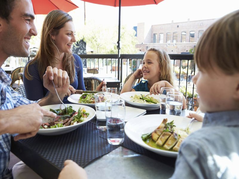 Take the children out to eat and eat? Take care of this! | लहान मुलांना सोबत घेऊन बाहेर जेवायला जाताय? ही घ्या काळजी!
