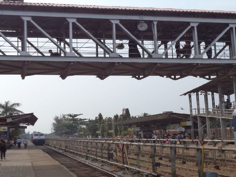  Thane-Kalyan municipal corporation seeks to 'lose' pedestrians: Rs.550 crores for 50 bridges | ठाणे-कल्याण पालिकांमुळे पादचारी पुलांना ‘खो’ : ५० पुलांसाठी ५५० कोटींचा खर्च अपेक्षित