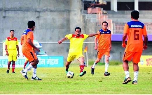 'Shahru Warriors' 'Rajaram Warriors' Mat-Atal Cup soccer match | ‘शाहू वॉरियर्स’ची ‘राजाराम वॉरियर्स’वर मात-अटल चषक फुटबॉल स्पर्धा