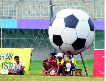Growing football craze in Mumbai, Thane! | Football: मुंबई, ठाण्यात फुटबॉलची वाढती क्रेझ !