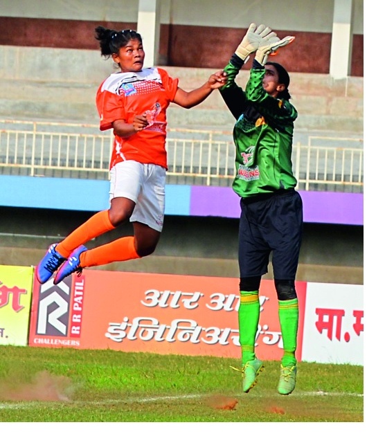 'R. R. Challenges ahead of Kolhapur women's league football competition: Jadhav Industries-Chhatrapati Shivran | ‘आर. आर. चॅलेंजर्स’ची आगेकूच कोल्हापूर वुमेन्स लीग फुटबॉल स्पर्धा : जाधव इंडस्ट्रीज-छत्रपती शिवकन्या सामना बरोबरीत