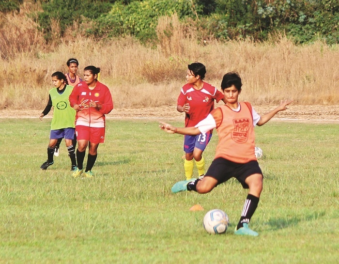 There will be a women's team in the future Eliag tournament: Madhurimaraje, Kolhapur, women's national and international level skills in men's football | भविष्यात आयलीग स्पर्धेतही महिला संघ दिसेल : मधुरिमाराजे ,कोल्हापूरच्या फुटबॉलमध्ये पुरुषांप्रमाणे महिला खेळाडूंमध्ये राष्ट्रीय, आंतरराष्ट्रीय दर्जाचे कौशल्य