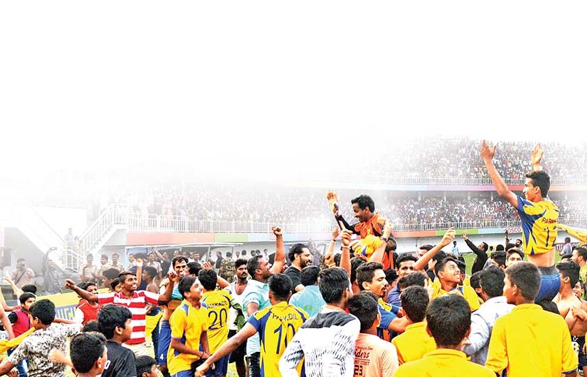 When the thrills of football in the soil of Kolhapur ... | कोल्हापूरच्या मातीत फुटबॉलचा थरार रंगतो तेव्हा..