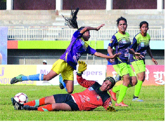    Jadhav Industries is ahead in Kolhapur Women's Football League; R. R. Challengers - Equal with the Maharashtra queen | जाधव इंडस्ट्रीजची आगेकूच कोल्हापूर वुमेन्स लीग फुटबॉल ; आर. आर. चॅलेंजर्स - महाराष्ट्र क्वीन लढत बरोबरीत